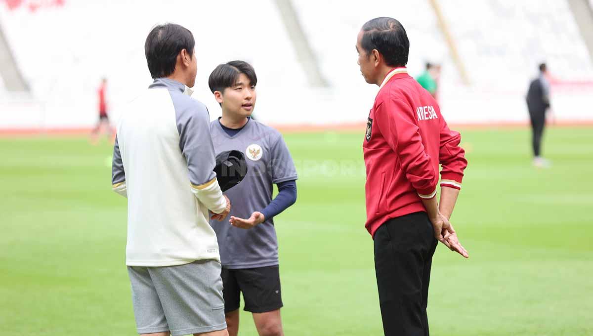 Presiden Joko Widodo memuji racikan taktik Shin Tae-yong yang meloloskan timnas Indonesia U-23 ke Piala Asia U-23 2024. - INDOSPORT