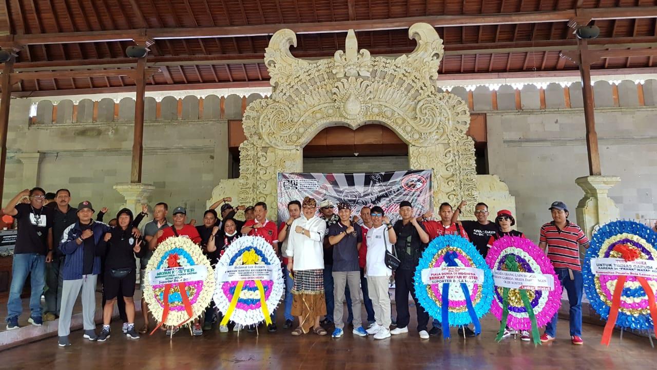 Komunitas suporter sepak bola Bali.