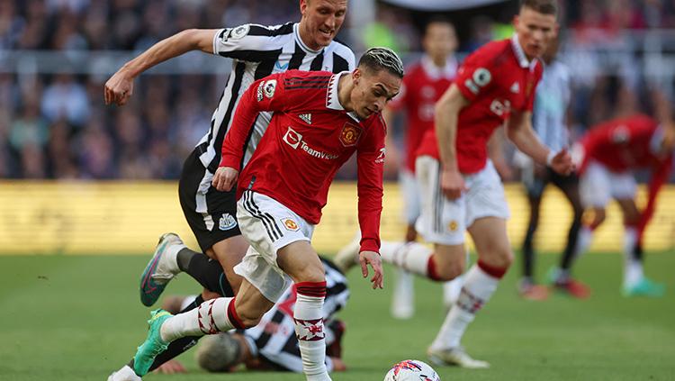 Penyerang Manchester United, Anthony saat berusaha melindungi bola dari rebutan pemain Newcastle United di Liga Inggris. - INDOSPORT