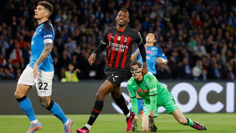 Rafael Leao melakukan aksi solo run yang fantastis pada leg kedua babak perempat final Liga Champions, saat AC Milan bertandang ke markas Napoli. REUTERS-Ciro De Luca