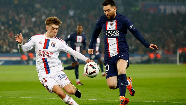 Penyerang PSG, Lionel Messi, saat diganggu pemain Lyon di Liga Prancis.