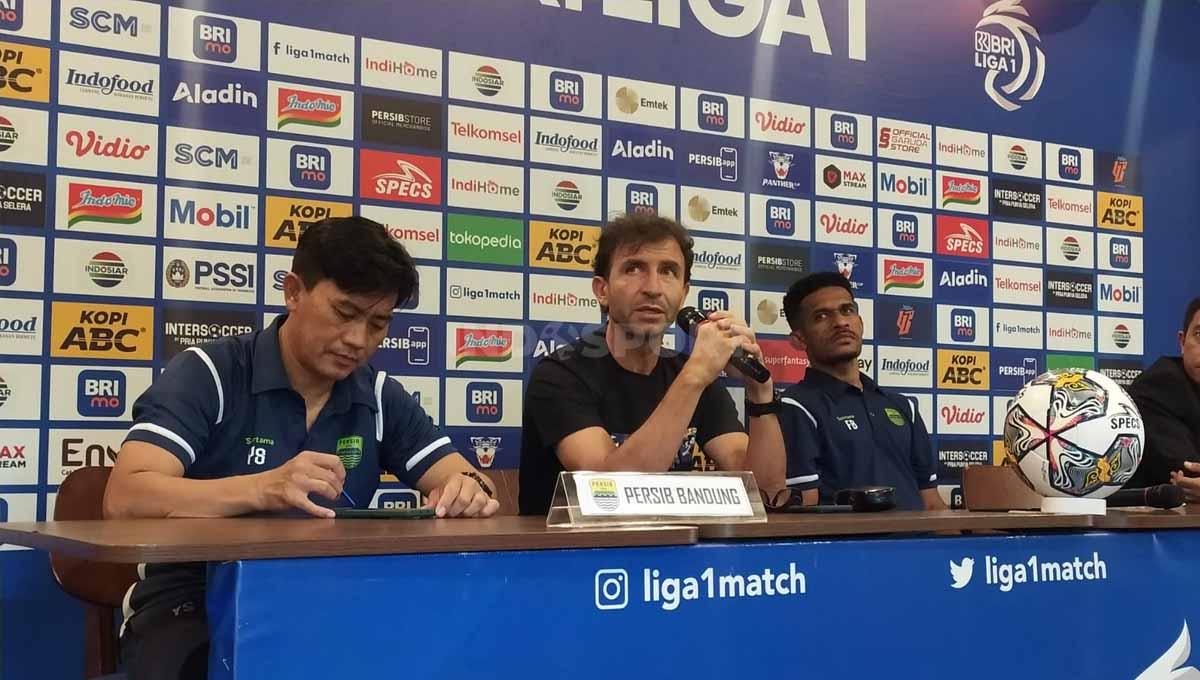 Pelatih Persib, Luis Milla (tengah) dengan pelatih fisik Persib, Yaya Sunarya (kiri) dan pemainnya Ricky Kambuaya (kanan). Foto: Arif Rahman/INDOSPORT.