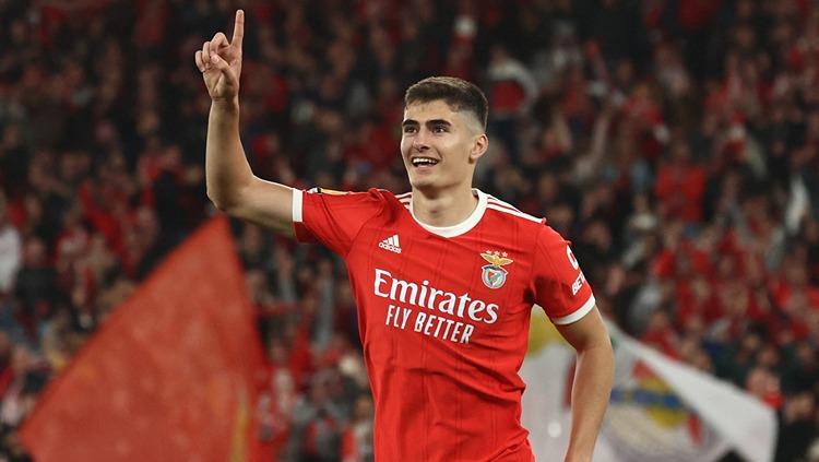 Manchester United dikabarkan membidik dua pemain muda, yakni Antonio Silva dan Giorgio Scalvini, efek dari penjualan Jadon Sancho di bursa transfer.