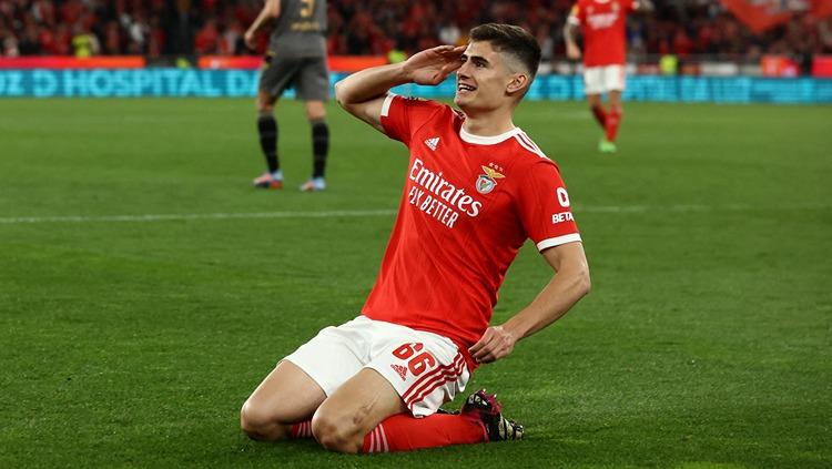 Raksasa Liga Inggris (Premier League), Manchester United, dituntut bakar duit untuk tebus Antonio Silva dari Benfica di bursa transfer selanjutnya. (Foto: REUTERS/Pedro Nunes)