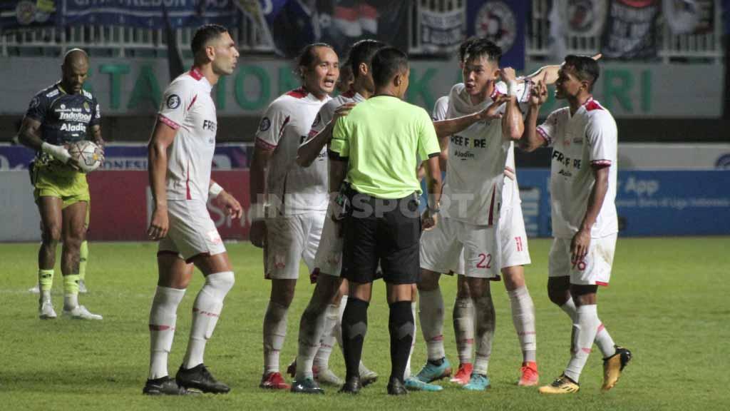 Laga Liga 1 antara Persib Bandung vs Persis Solo di Stadion Pakansari, Bogor, Selasa (04/04/23).