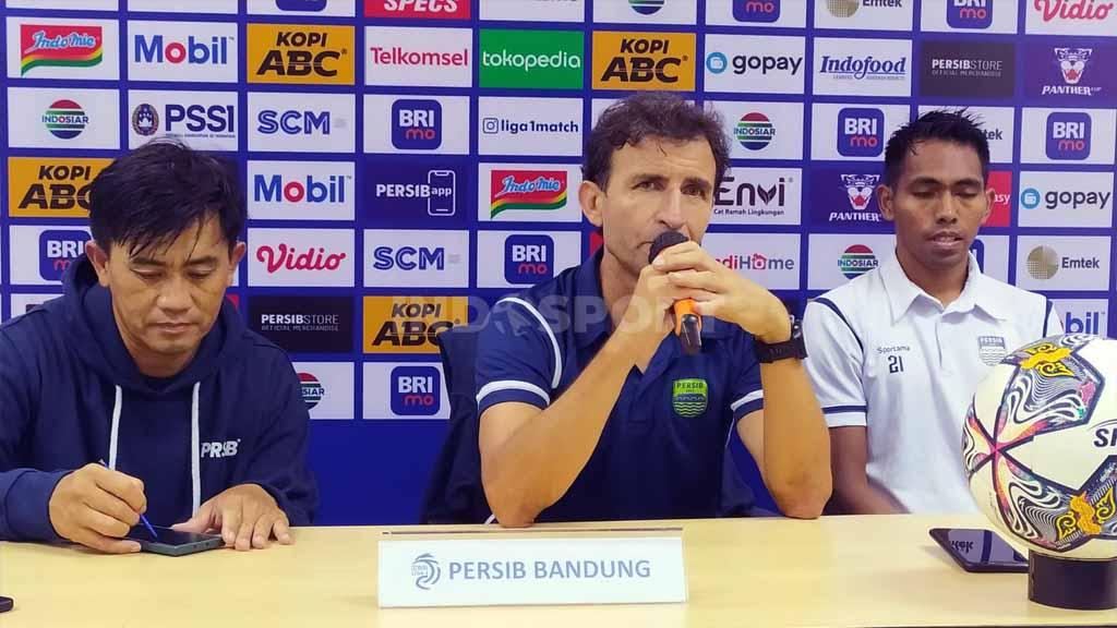Pelatih Persib Bandung, Luis Milla, mengakui anak asuhnya sempat tertekan oleh Persis Solo pada babak pertama pertandingan kompetisi Liga 1. - INDOSPORT