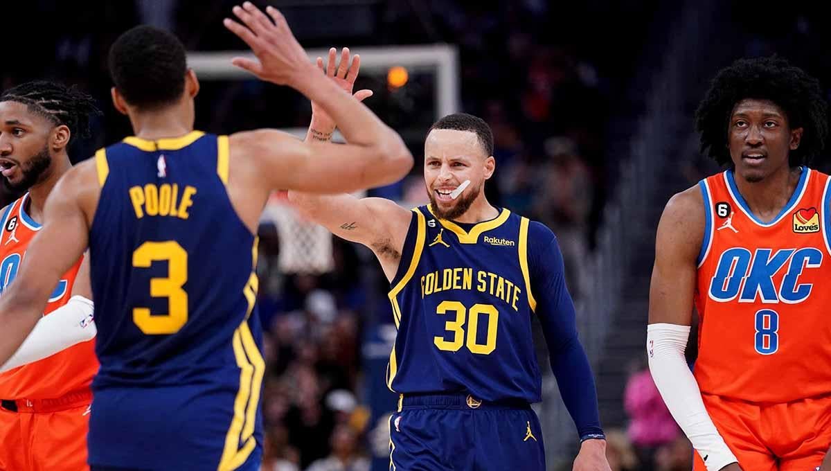 Pebasket Golden State Warriors Stephen Curry di pertandingan NBA antara Golden State Warriors vs Oklahoma City Thunder. (Foto: REUTERS/Cary Edmondson) - INDOSPORT