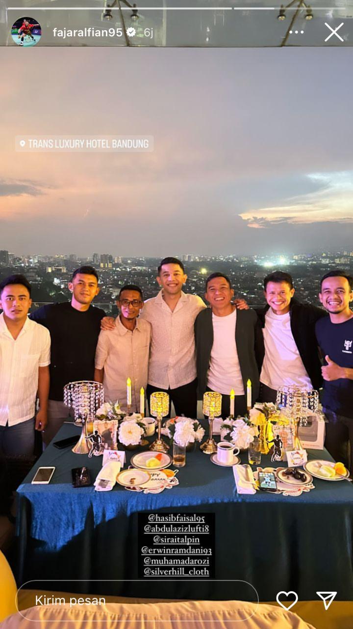 Fajar Alfian rayakan buka bersama dengan rekan-rekannya. (Foto: Instagram@fajaralfian95) Copyright: instagram @fajaralfian95