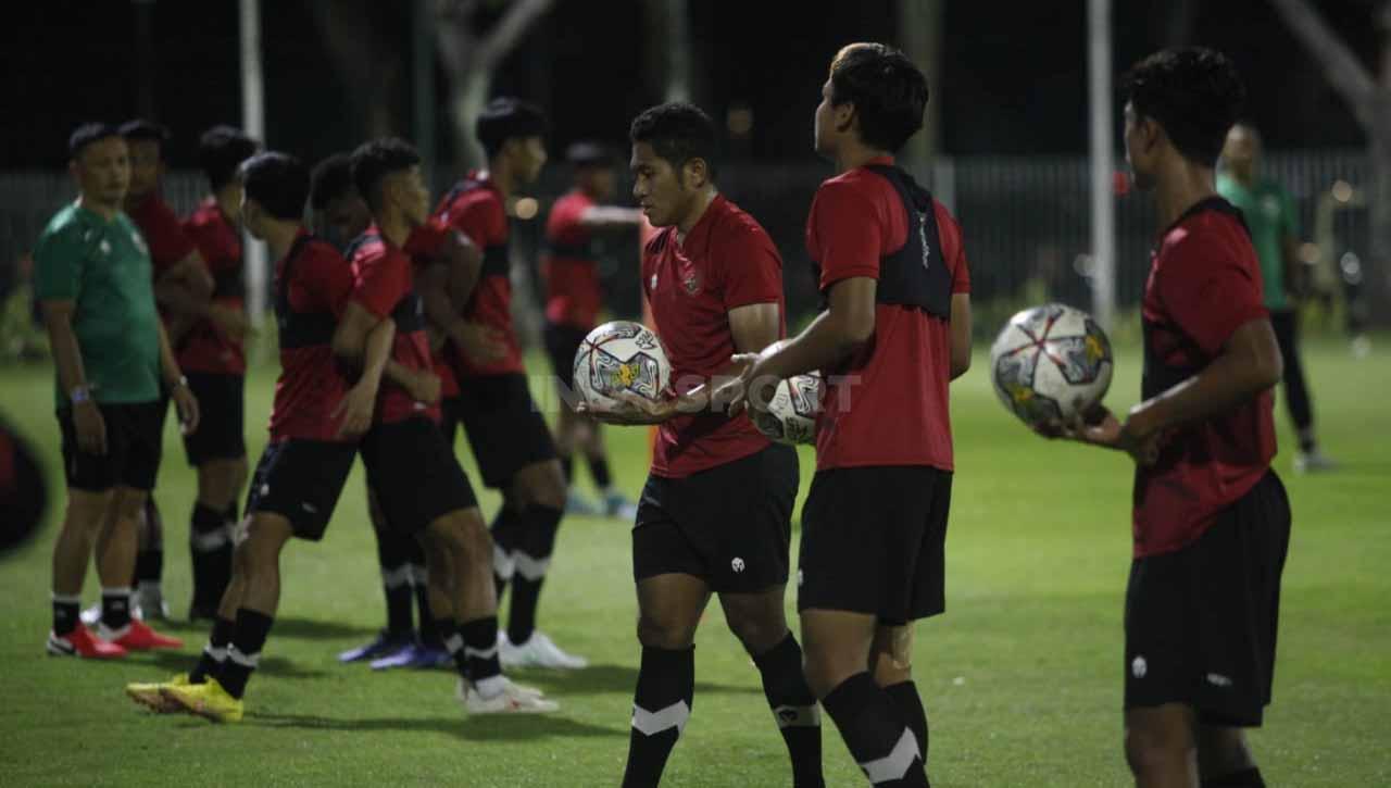 Latihan Timnas Indonesia U-22 sebagai persiapan menuju SEA Games 2023 di Lapangan Senayan, Jakarta, Rabu (05/04/23).