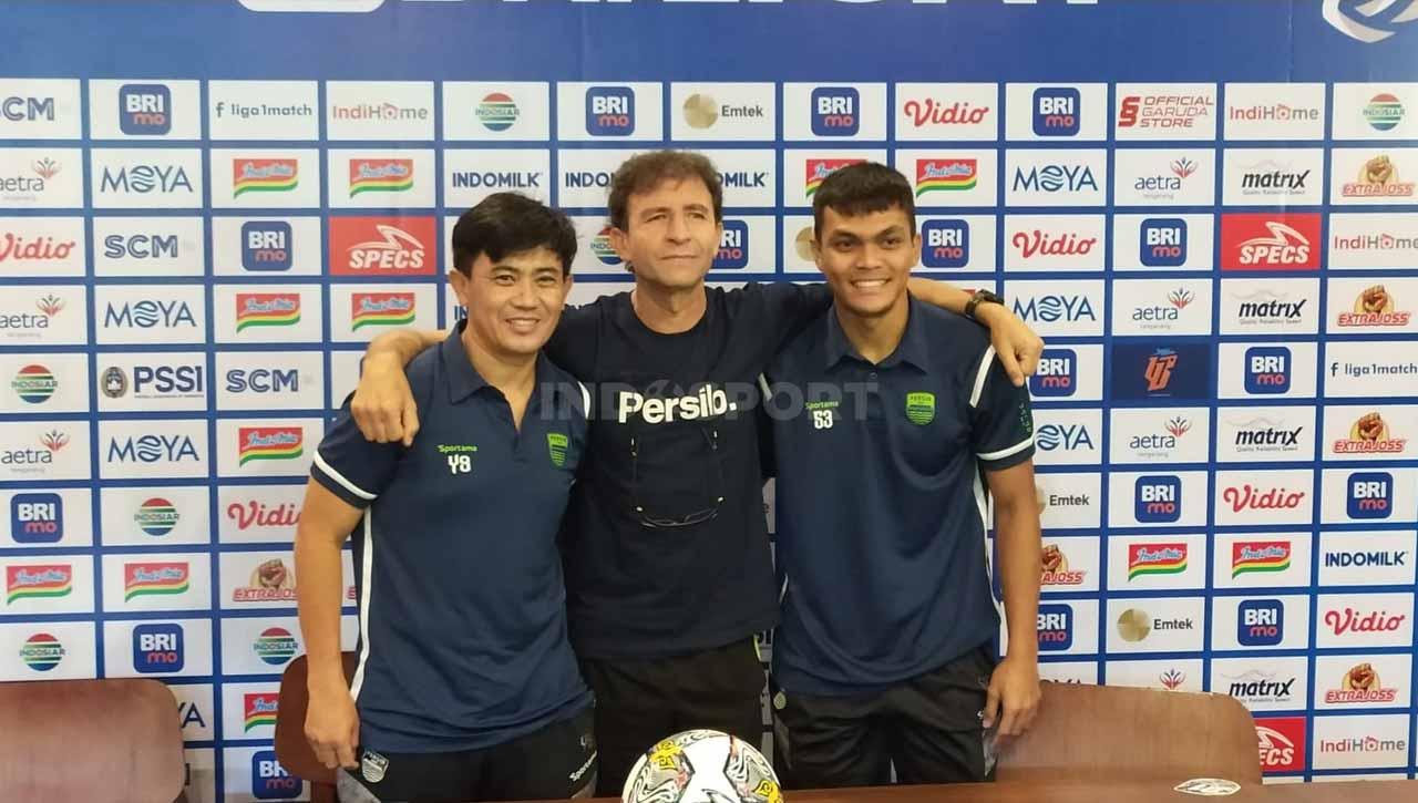 Pelatih Persib, Luis Milla (tengah) bersama pelatih fisik Persib, Yaya Sunarya (kiri) dan pemainnya Rachmat Irianto (kanan), saat konferensi pers jelang lawan Persita.