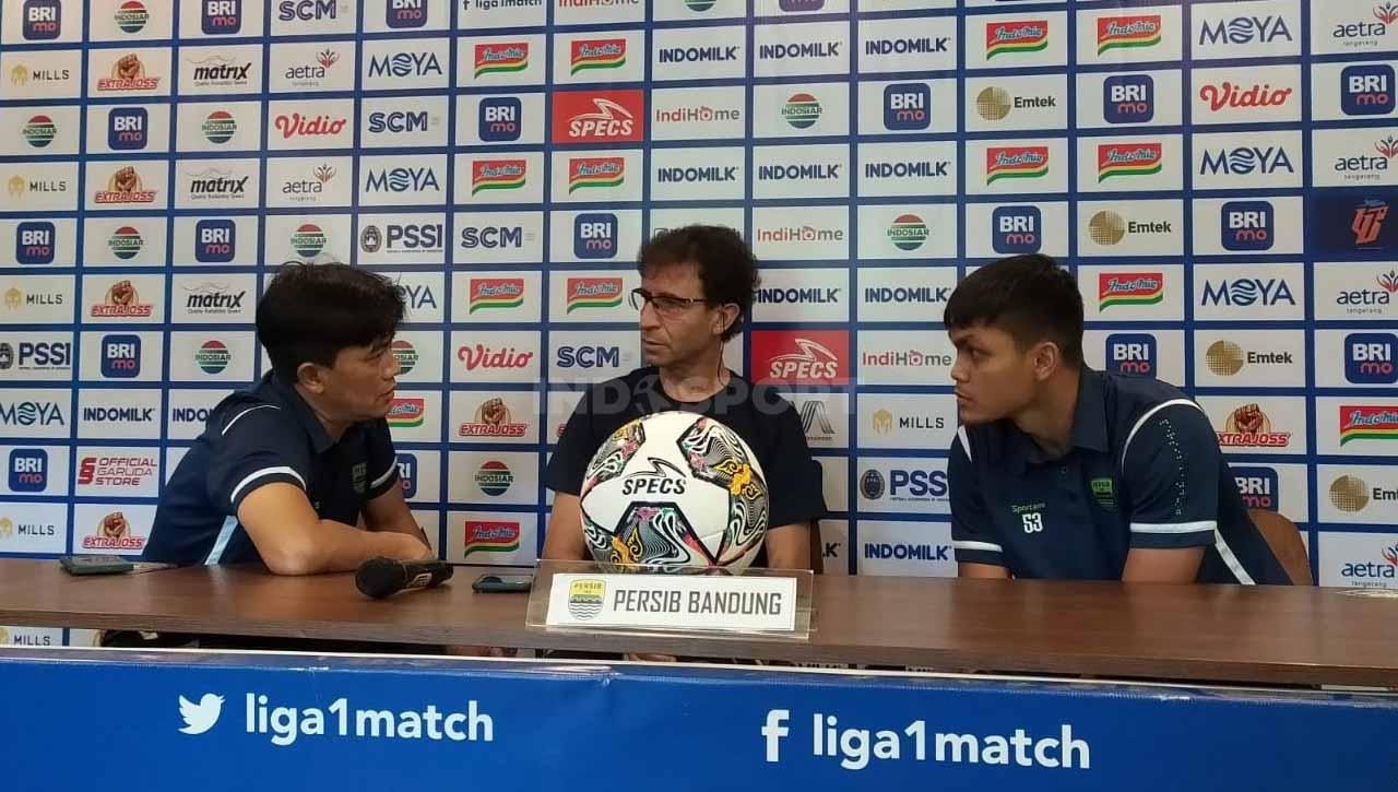 Pelatih Persib, Luis Milla (tengah) bersama pelatih fisik Persib, Yaya Sunarya (kiri) dan pemainnya Rachmat Irianto (kanan), saat konferensi pers jelang lawan Persita.