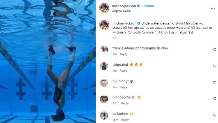 Tarian moonwalk terbalik di dasar kolam renang. Foto: instagram/michaeljackson. - INDOSPORT
