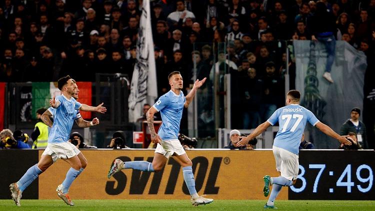 Selebrasil Sergej Milinkovic-Savic (tengah) di laga Lazio vs Juventus (09/04/23). (Foto: REUTERS/Guglielmo Mangiapane)