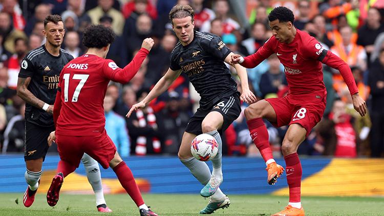 Pemain Arsenal, Rob Holding, saat dikawal oleh para pemain Liverpool di Liga Inggris.