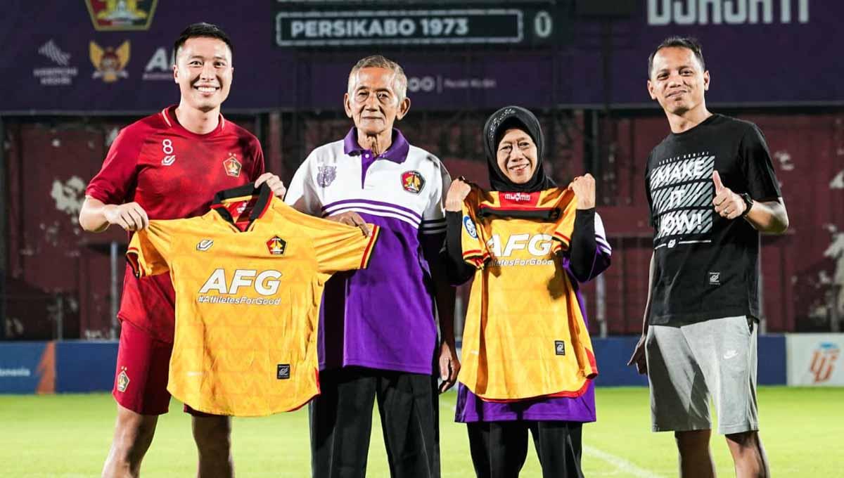 Kapten Persik, Arthur Irawan beri jersey ke suporter spesial. (Foto: MO Persik Kediri)