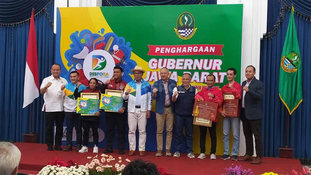 Gubernur Jawa Barat, Ridwan Kamil, menyerahkan bonus kepada atlet, pelatih, dan oficial asal Jabar yang meraih prestasi pada ajang SEA Games Vietnam dan Asean Para Games di Gedung Sate, Kota Bandung, Selasa (11/04/23).
