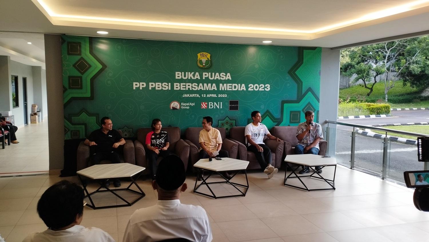 PBSI bersama BPJS Ketenagakerjaan memberikan tanda kasih kepada keluarga mendiang Syabda Perkasa Belawa dan Az Zahra Putri Dania, Jumat (14/04/23).