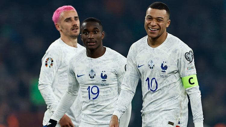 Moussa Diaby (tengah) bersama Antoine Griezmann (kiri) dan Kylian Mbappe (kanan) saat membela Timnas Prancis. (Foto: REUTERS/Clodagh Kilcoyne)