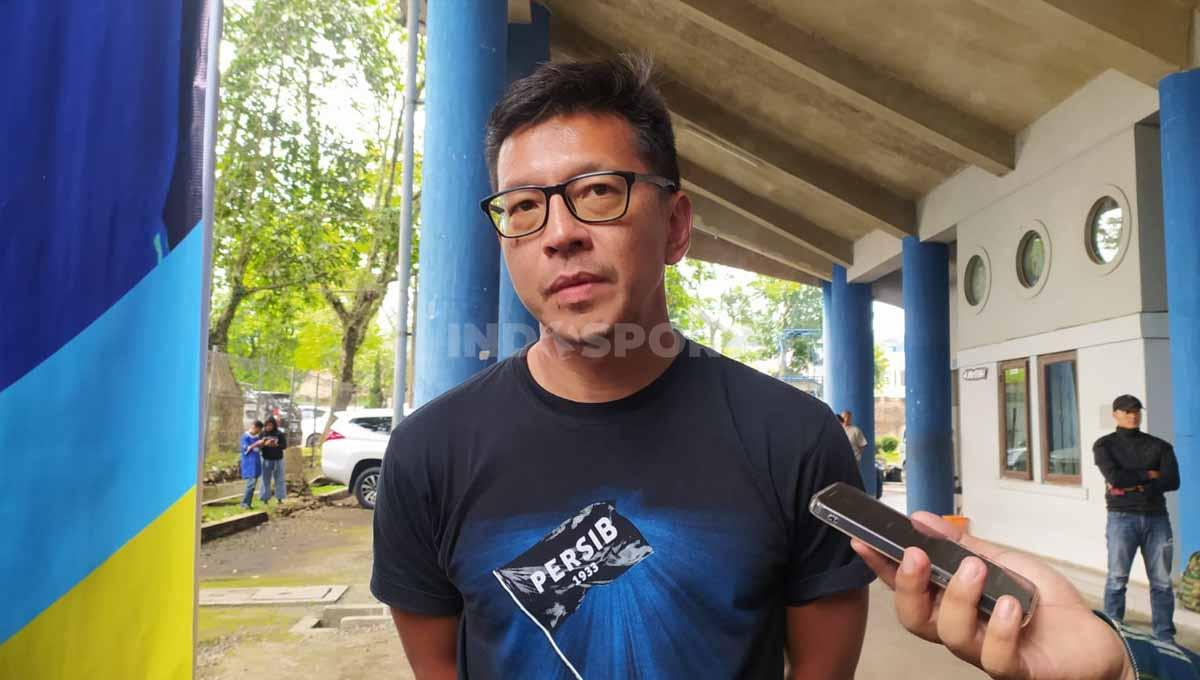Manajemen Persib Bandung, memberikan tanggapan mengenai adanya flare dan oknum Bobotoh yang turun ke lapangan Stadion Gelora Bandung Lautan Api (GBLA).