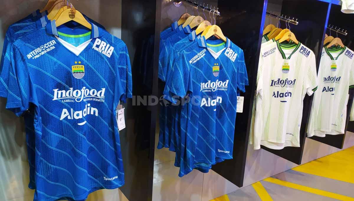 Jersey anyar Persib musim 2023-2024 mulia dijual Persib Store, Jalan Sulanjana, Kota Bandung, Jumat (14/04/23).