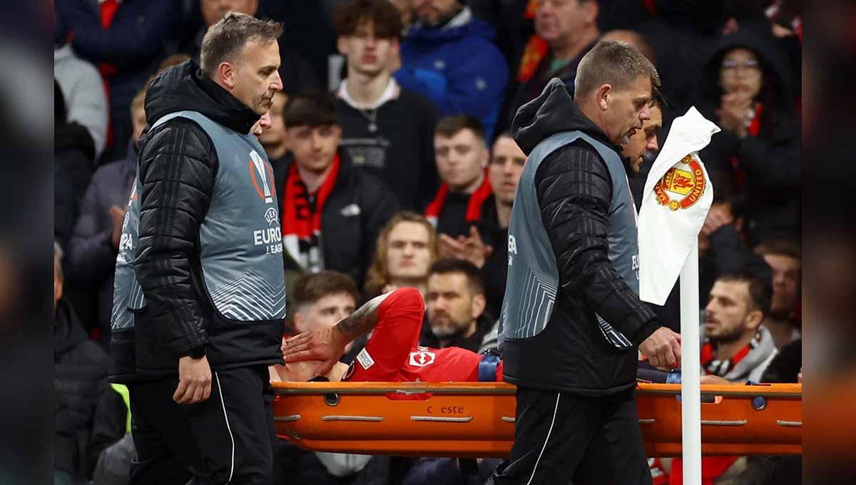 Pemain Manchester United, Lisandro Martinez saat cedera di laga Liga Europa antara Manchester United vs Sevilla dini hari. (Foto: REUTERS/Carl Recine) - INDOSPORT