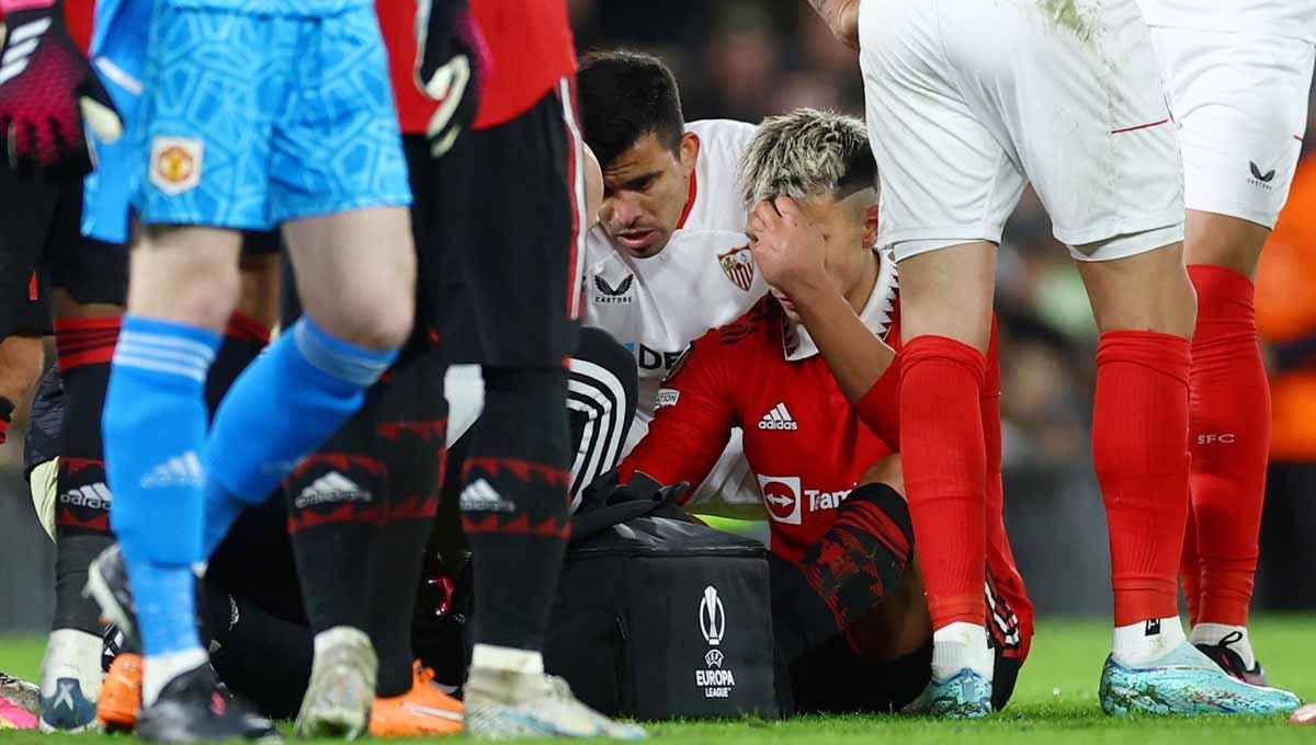 Pemain Manchester United, Lisandro Martinez saat cedera di laga Liga Europa antara Manchester United vs Sevilla dini hari. (Foto: Reuters/Lee Smith)