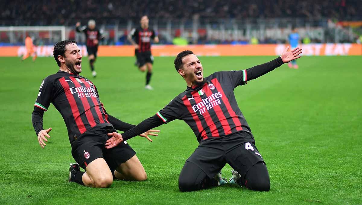 Selebrasi pemain AC Milan, Ismael Bennacer bersama Davide Calabria di laga leg pertama Liga Champions antara AC Milan vs Napoli pada Kamis (13/04/2023). (Foto: REUTERS/Daniele Mascolo)
