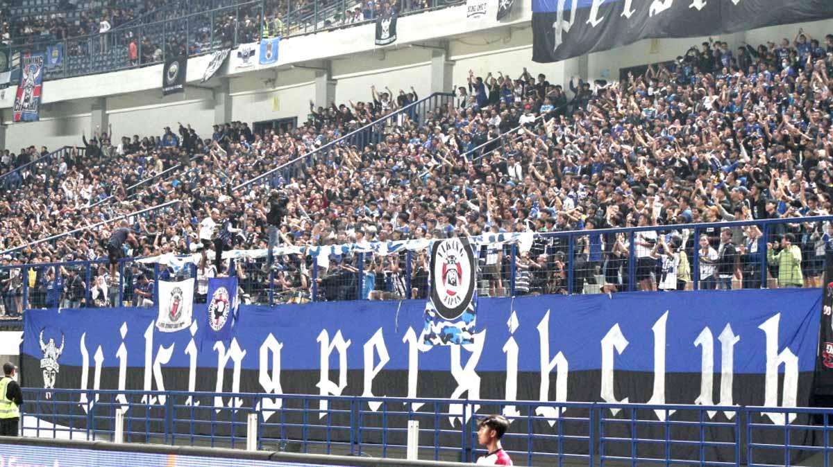 Bobotoh menyalakan flare usai laga pamungkas Liga 1 2022-2023, Persib Bandung vs Persikabo 1973 di Stadion Gelora Bandung Lautan Api (GBLA), Sabtu (15/04/23).