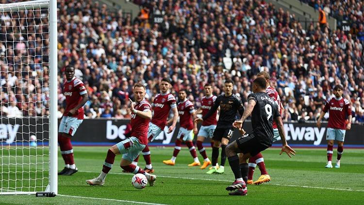 Gabriel Jesus mencetak gol di laga West Ham vs Arsenal (16/04/23). (Foto: Reuters/Matthew Childs)