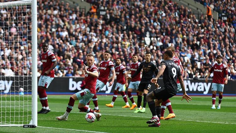 Gabriel Jesus mencetak gol di laga West Ham vs Arsenal (16/04/23). (Foto: Reuters/Matthew Childs) - INDOSPORT