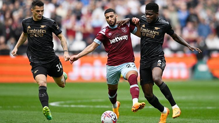 Said Benrahma (tengah) dikawal Thomas Partey dan Granit Xhaka di laga West Ham vs Arsenal (16/04/23). (Foto: REUTERS/Tony Obrien)