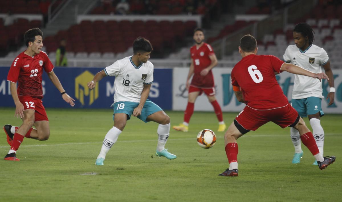 Hokky Caraka dan Ronaldo Kwateh berebut bola dengan pemain Lebanon U-22