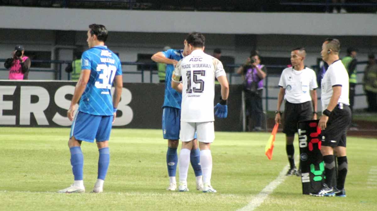I Made Wirawan masuk menggantikan Reky Rahayu, saat laga terakhir sebagai pemain sepak bola menghadapi Persikabo di Stadion GBLA, Kota Bandung, Sabtu (15/04/23).