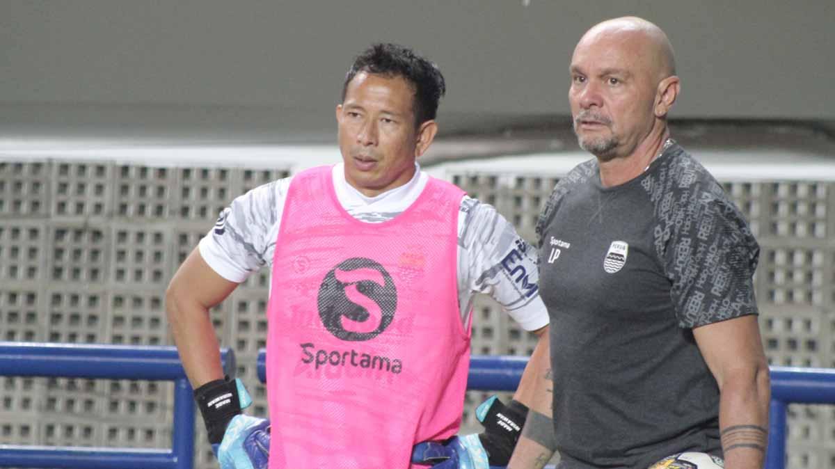 I Made Wirawan bersama pelatih kiper Persib, Luizinho Passos, saat laga terakhir sebagai pemain sepak bola menghadapi Persikabo di Stadion GBLA, Kota Bandung, Sabtu (15/04/23).
