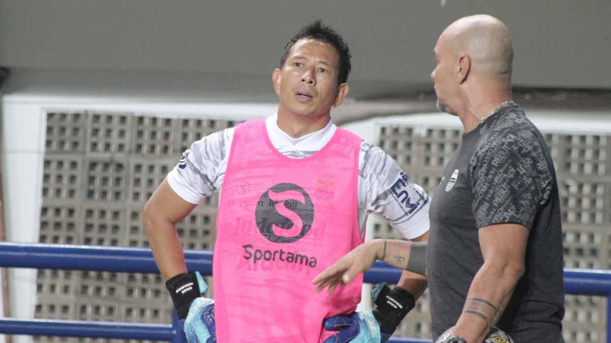 I Made Wirawan bersama pelatih kiper Persib, Luizinho Passos. Foto: Arif Rahman/INDOSPORT.