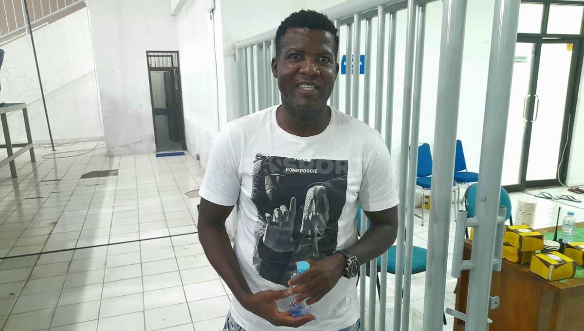 Mantan pesepakbola asal Liberia, Roberto Kwateh menikmati profesi barunya sebagai pelatih di JK Academy. - INDOSPORT