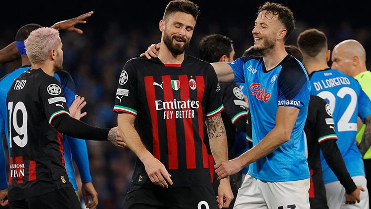 Penyerang AC Milan, Olivier Giroud dirangkul oleh pemain Napoli di Liga Champions.