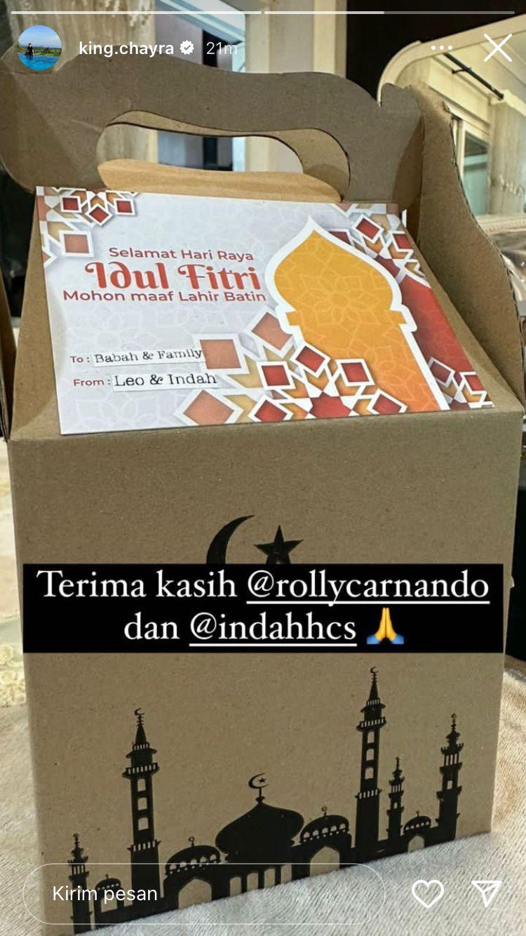 Leo Rolly Carnando dan Indah Cahya Sari Jamil kirim hampers Lebaran untuk Mohammad Ahsan. Copyright: instagram @king.chayra