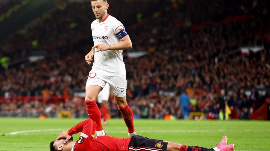 Ivan Rakitic di leg pertama perempat final Liga Europa kontra Manchester United. Foto: REUTERS/Carl Recine.