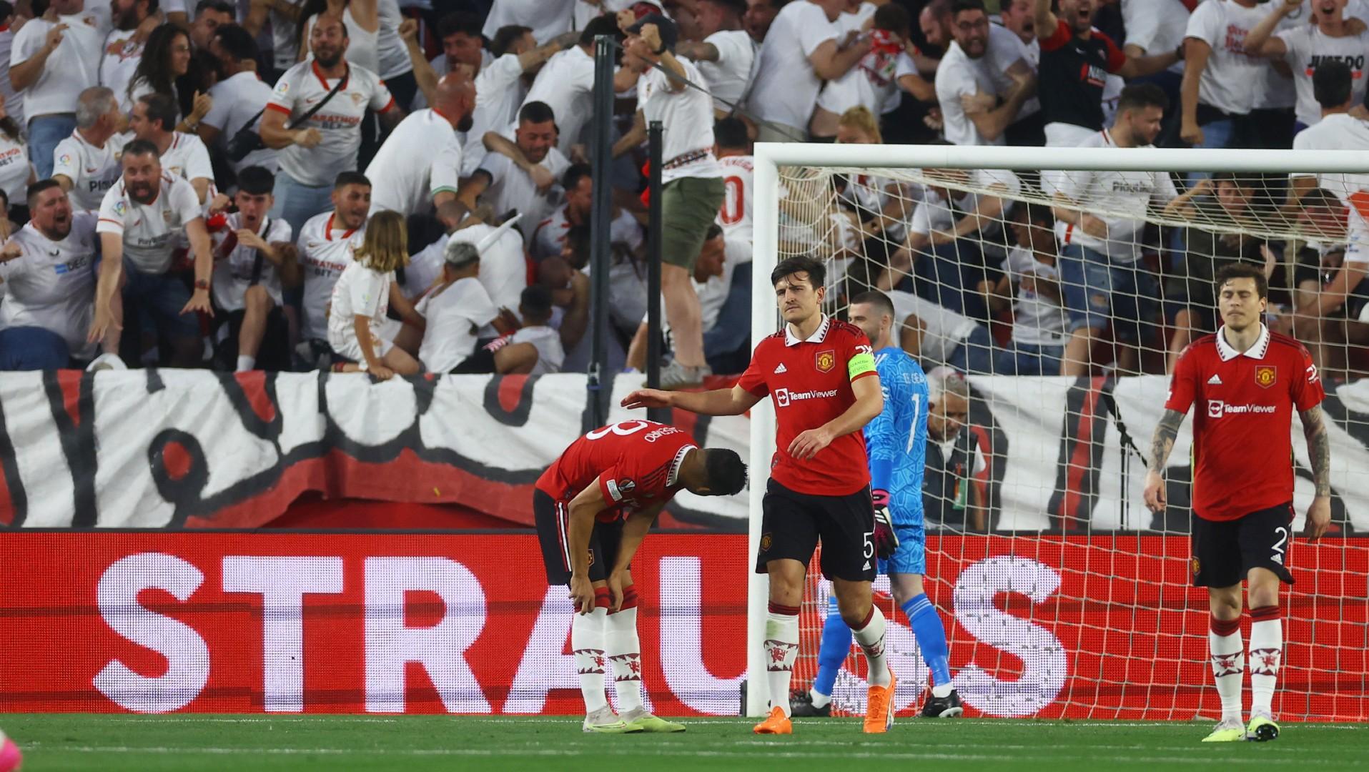 Kekecewaan Harry Maguire saat gawang Manchester United dibobol Sevilla di Leg Kedua Perempat Final Liga Europa. Reuters/Paul Childs - INDOSPORT