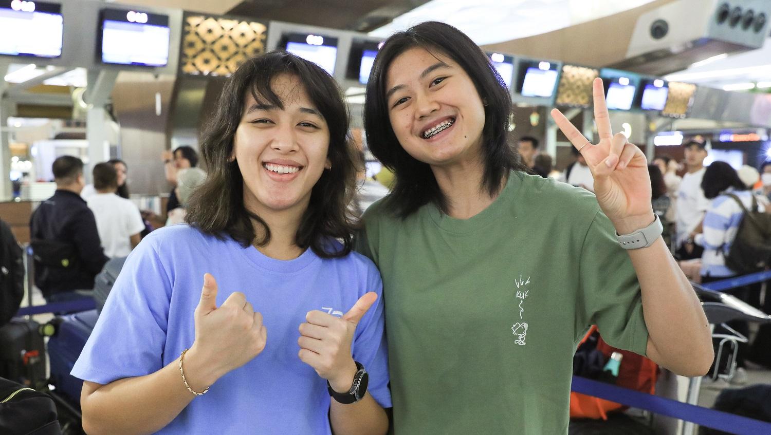 Ganda putri Indonesia Ana/Tiwi berpose dalam keberangkatan jelang Badminton Asia Championships 2023 (BAC), Minggu (23/04/23).