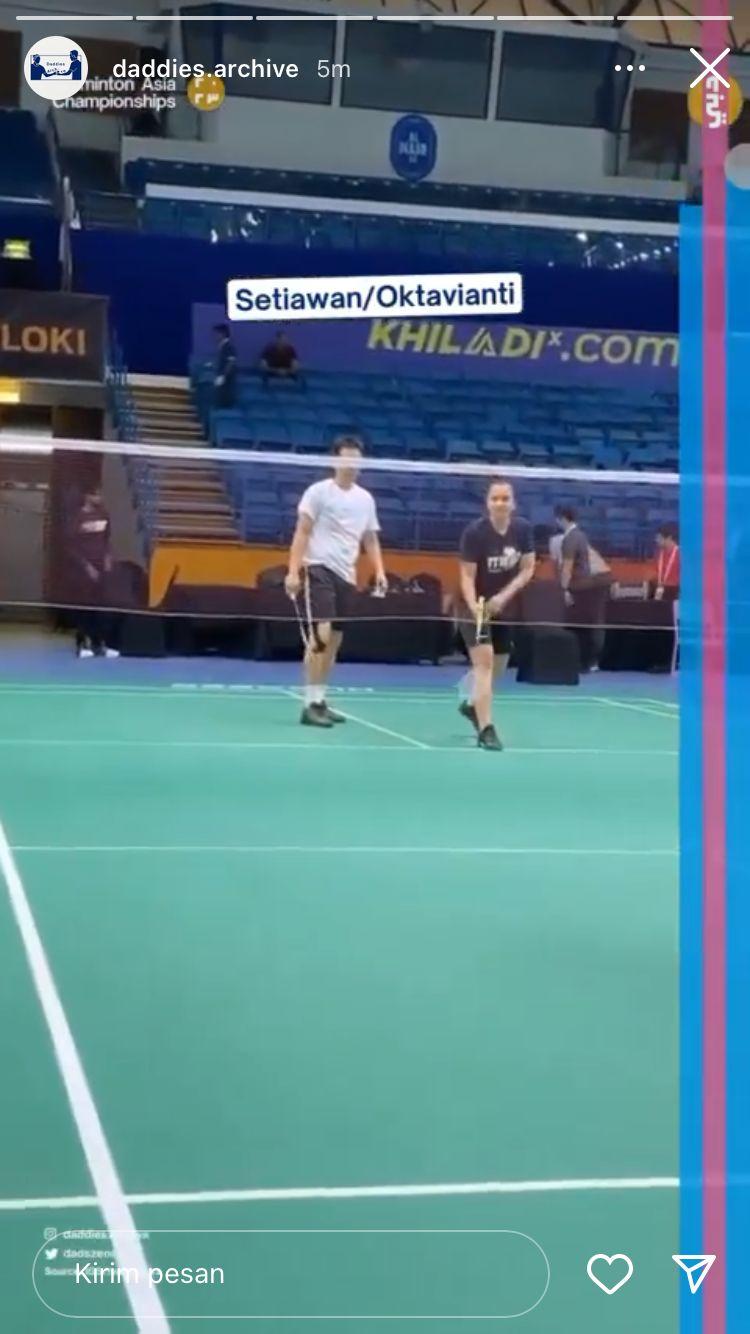 Hendra Setiawan berpasangan dengan Melati Daeva di sesi latihan jelang BAC 2023. Copyright: instagram @daddies.archieve