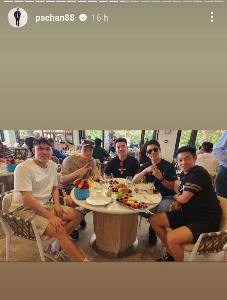 Lee Zii Jia (dua dari kiri) sedang makan-makan bersama atlet bulutangkis Malaysia di Dubai. Copyright: Instagram Story @pschan88