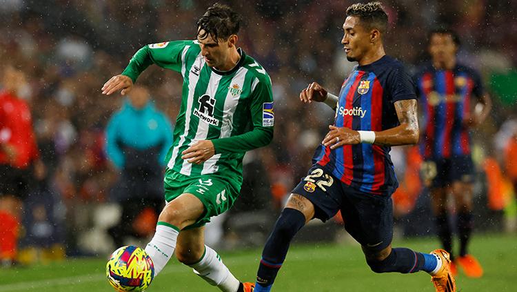 Pemain Real Betis saat mengontrol bola tapi diganggung pemain Barcelona.