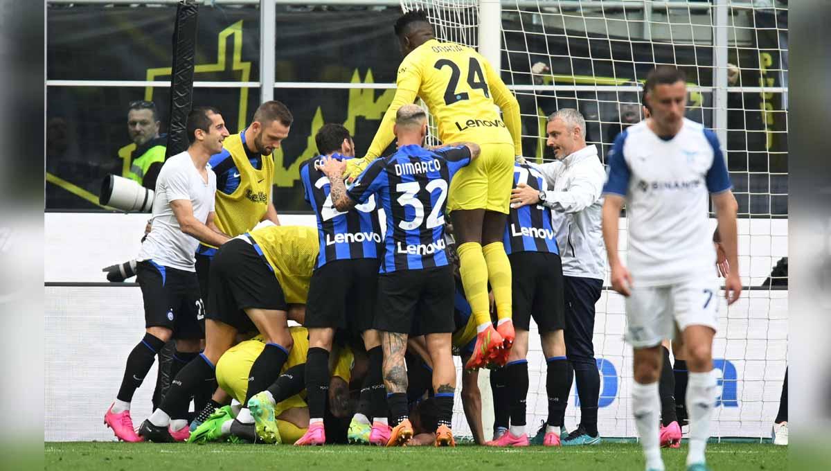 Para pemain Inter Milan berselebrasi merayakan kemenangan mereka bersama rekan setimnya usai mengalahkan Lazio di Liga Serie Italia, Minggu (30/04/23). (Foto: REUTERS/Daniele Mascolo)