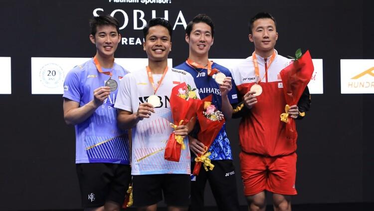 Podium juara Badminton Asia Championships 2023: Loh Kean Yew, Anthony Sinisuka Ginting, Kanta Tsuneyama, dan Lu Guangzu (kiri-kanan).