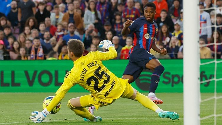 Aksi Ansu Fati di laga Barcelona vs Osasuna (03/05/23). (Foto: REUTERS/Albert Gea) - INDOSPORT