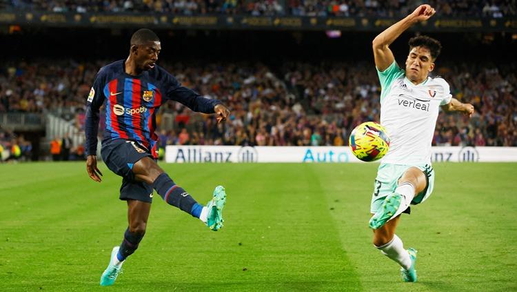 Ousmane Dembele melepaskan umpan silang di laga Barcelona vs Osasuna (03/05/23). (Foto: REUTERS/Albert Gea) - INDOSPORT
