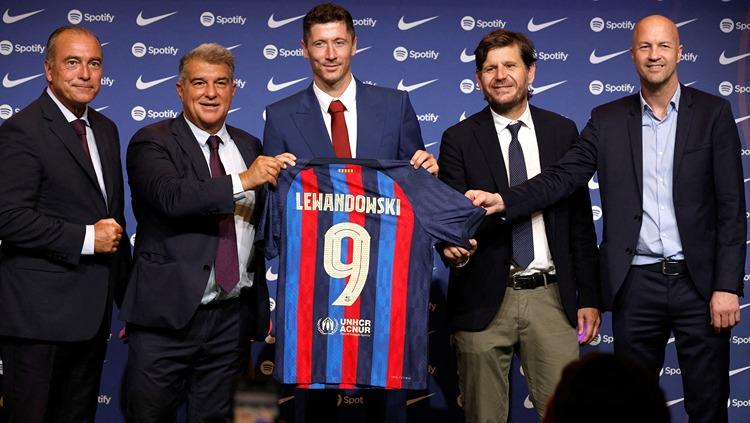 Joan Laporta, Mateu Alemany, dan Jordi Cruyff dalam peresmian Robert Lewandowski. (Foto: REUTERS/Albert Gea/File Photo)