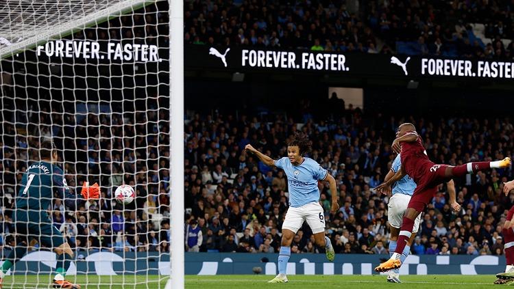 Nathan  Ake mencetak gol di laga Manchester City vs West Ham (04/05/23). (Foto: Reuters/Jason Cairnduff) - INDOSPORT